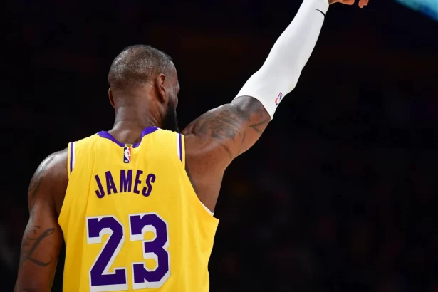 Molestia en el tobillo izquierdo de LeBron James enciende las alarmas