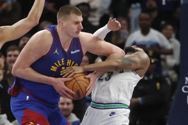 Nuggets triunfan sobre Timberwolves en un final emocionante