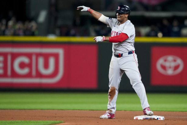 Rafael Devers fuera por molestias en el hombro izquierdo