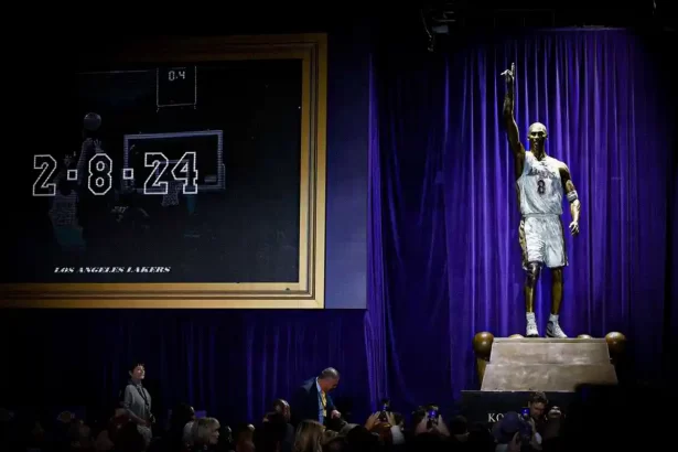 Rectificacion de errores en estatua de Kobe Bryant Los Angeles Lakers toman accion