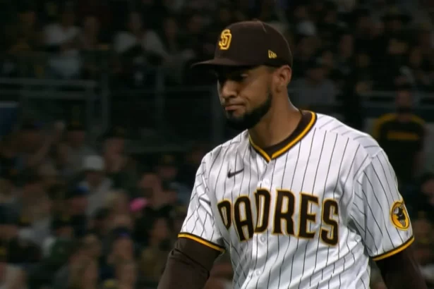 Actuacion de Robert Suarez como taponero lleva a Padres de San Diego a la victoria