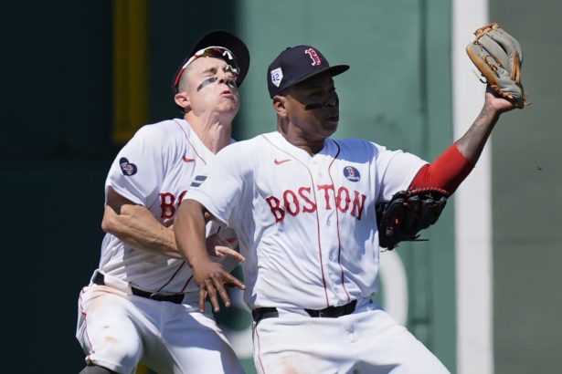 Devers y ONeill chocan violentamente durante juego entre Medias Rojas y Guardianes