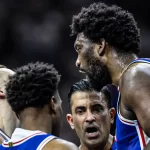 Embiid impide una clavada y desata la polemica en el Wells Fargo Center