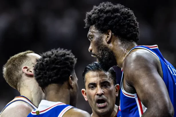 Embiid impide una clavada y desata la polemica en el Wells Fargo Center