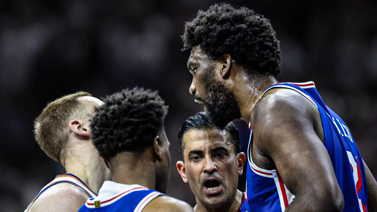 Embiid impide una clavada y desata la polemica en el Wells Fargo Center