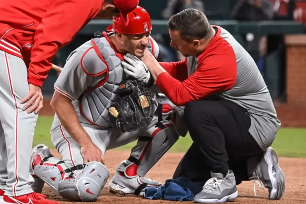 J.T Realmuto se vio obligado a abandonar el partido tras pelotazo en la garganta
