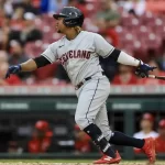 Jose Ramirez se poncha con una bola dirigida directamente a su rodilla