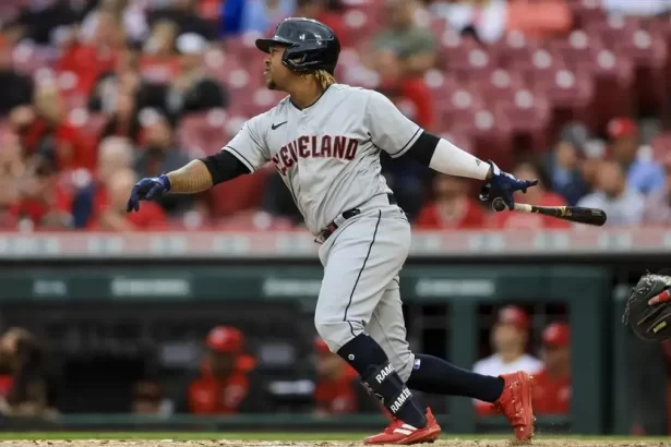 Jose Ramirez se poncha con una bola dirigida directamente a su rodilla
