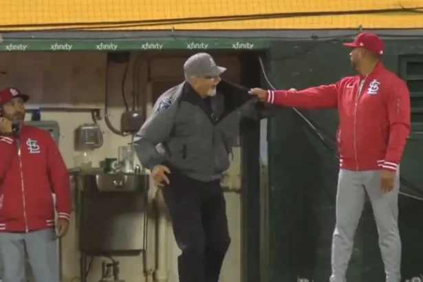 Manager de los Cardenales agarra a guardia por el cuello en pleno partido