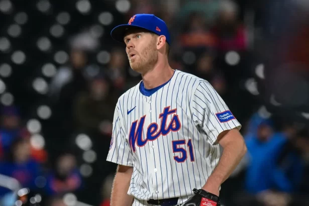 Michael Tonkin looking dejected Mets pinstripes night game
