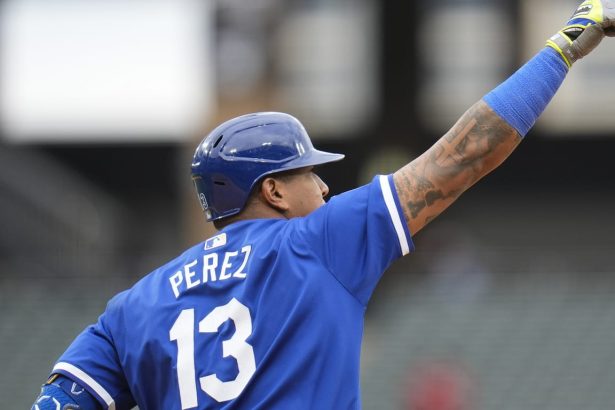 Salvador Perez brilla con su quinto jonron mostrando un liderazgo indiscutible