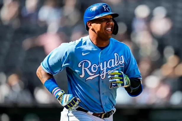 Salvador Perez sigue haciendo historia conecta su jonron 253