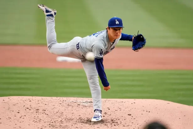 Yoshinobu Yamamoto Reflexos salvan al lanzador de una peligrosa bola a la cabeza