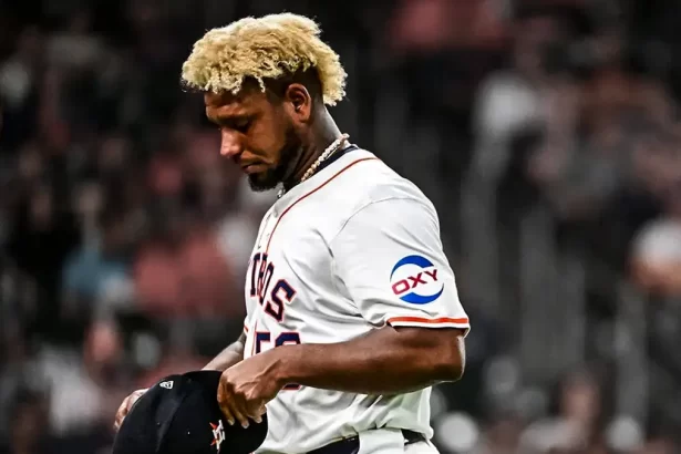 Astros pierden a Ronel Blanco tras encontrarse sustancia extrana en su guante
