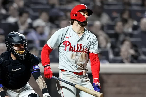 Bryce Harper apartado del juego tras impacto de pelota lanzada por el receptor
