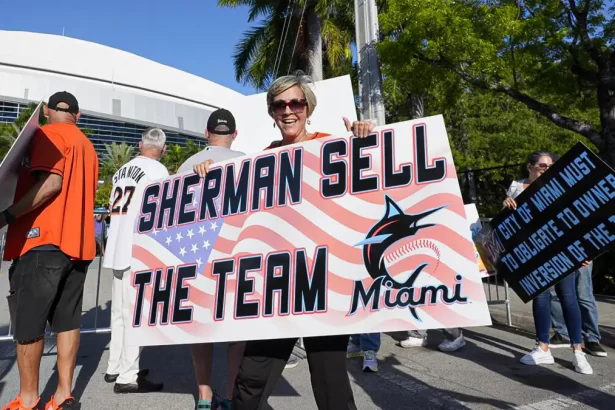 El descontento crece Aficionados de los Marlins protestan por manejo de la gerencia