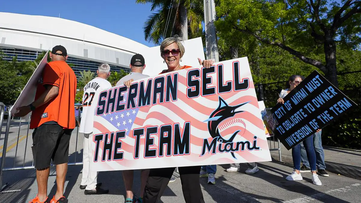 El descontento crece Aficionados de los Marlins protestan por manejo de la gerencia