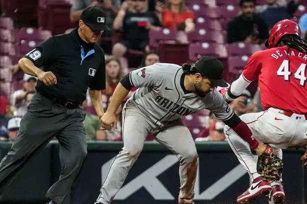 Elly De La Cruz roba dos bases lanzamientos consecutivos