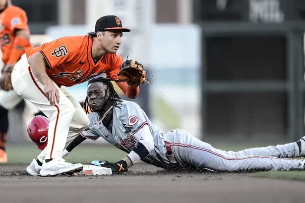 Elly de la Cruz en la senda de record historico de bases robadas en las Grandes Ligas