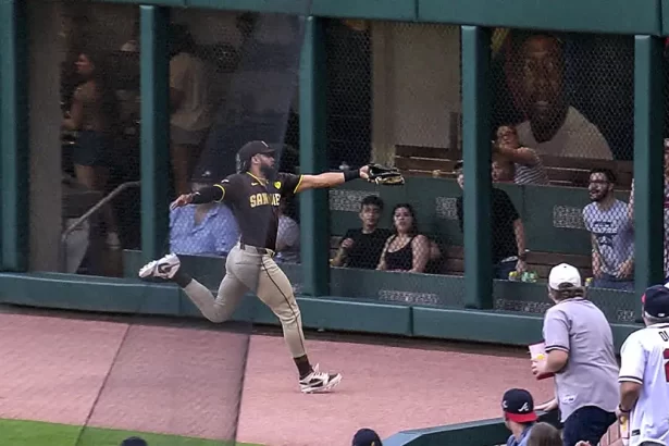 Fernando Tatis Jr. deslumbra con jugada defensiva frente a batazo de Acuna Jr