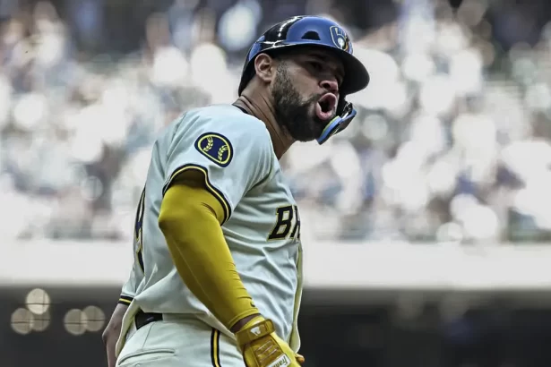 Jonron de Gary Sanchez impulsa a los Cerveceros sobre los Cubs en un duelo electrizante