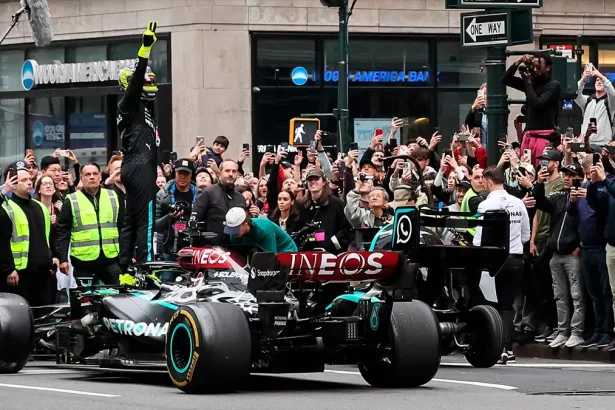 Lewis Hamilton y Mercedes deslumbran en las calles de Nueva York