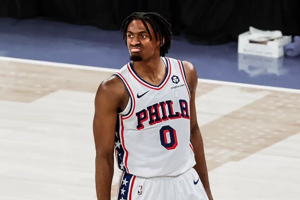 Philadelphia 76ers sobreviven gracias a polemica jugada