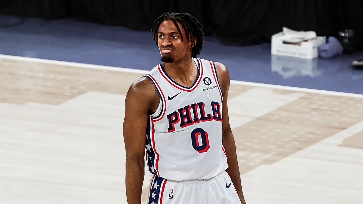 Philadelphia 76ers sobreviven gracias a polemica jugada