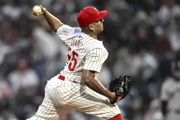 Ranger suarez Surcando caminos de leyendas iguala marca con Randy Johnson