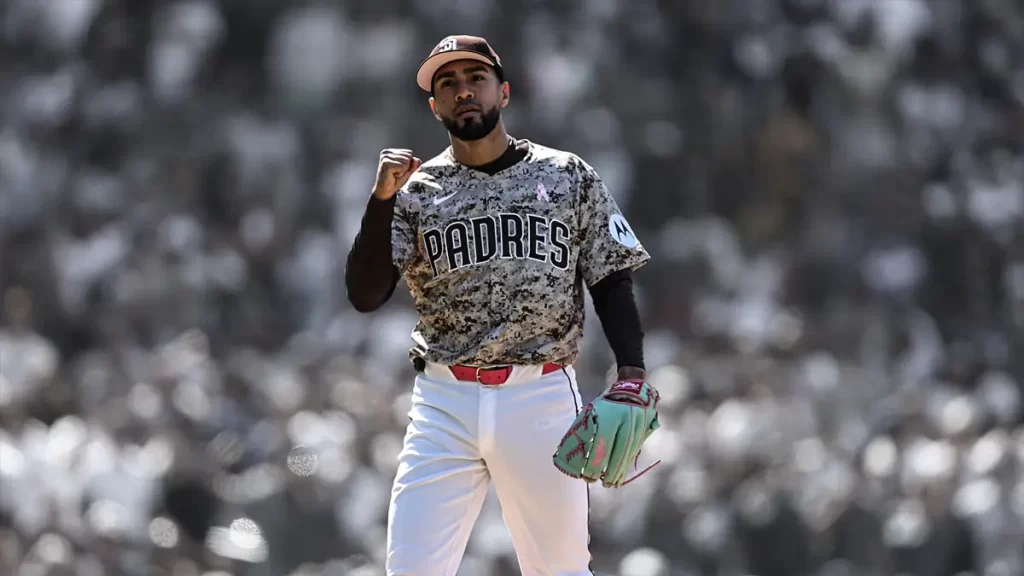 Robert Suarez El cerrador invicto que eleva a los Padres de San Diego