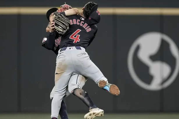 Rocchio y Freeman chocan en el campo Guardianes de Cleveland mantienen su dominio