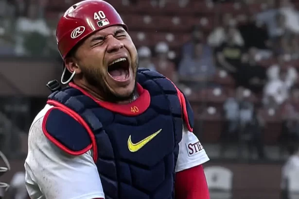 Willson Contreras se fractura el brazo con un swing de J.D. Martinez