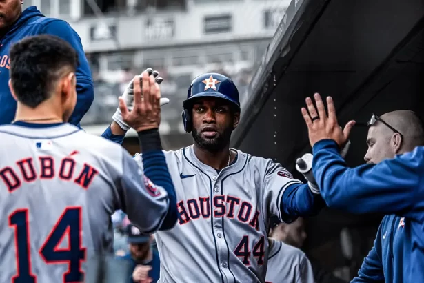Yordan Alvarez impulsa a los Astros conectando su octavo jonron