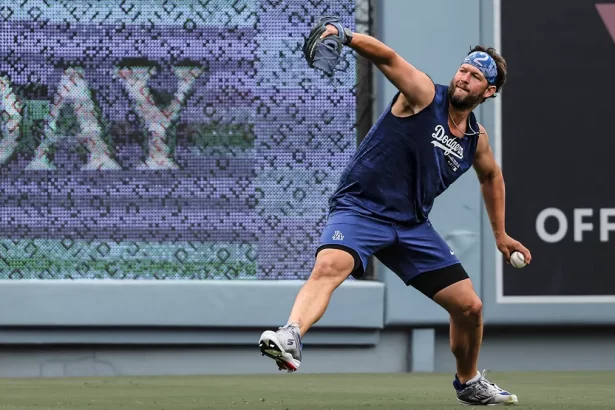 Dodgers posponen la rehabilitacion de Clayton Kershaw por dolor en el hombro