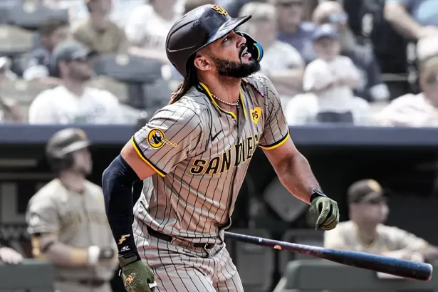 Fernando Tatis Jr. brilla con su decimo jonron de la temporada