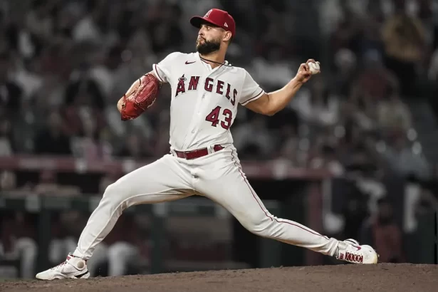 Lanzador de los Angelinos Patrick Sandoval requiere cirugia Tommy John