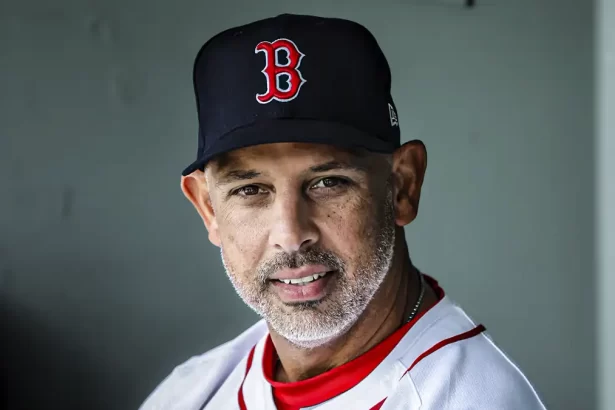 Alex Cora renueva con los Medias Rojas Un acuerdo por tres anos