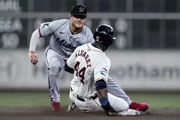 Yordan Alvarez abandona partido por lesion en la cadera