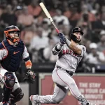 Abreu supera a Devers y Duran como el bateador mas productivo de Boston