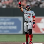 Andres Chaparro suma otro juego multi hits y mejora su promedio de bateo