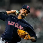 Clase domina a Soto en un enfrentamiento clave en extra innings