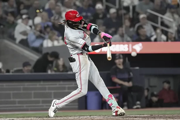 Elly De La Cruz responde con hit a recta de 102 millas de Mason Miller