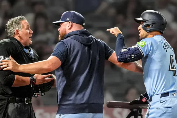 George Springer fue expulsado tras una decision arbitral controvertida en el juego contra los Angelinos