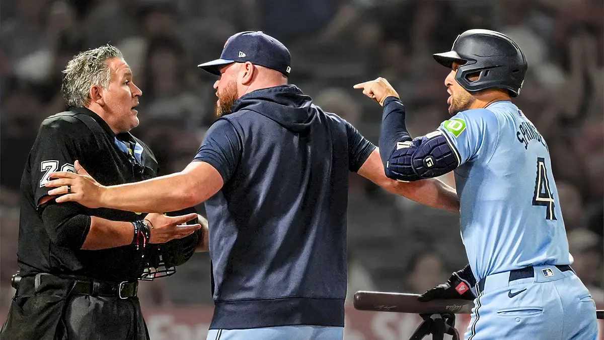 George Springer fue expulsado tras una decision arbitral controvertida en el juego contra los Angelinos