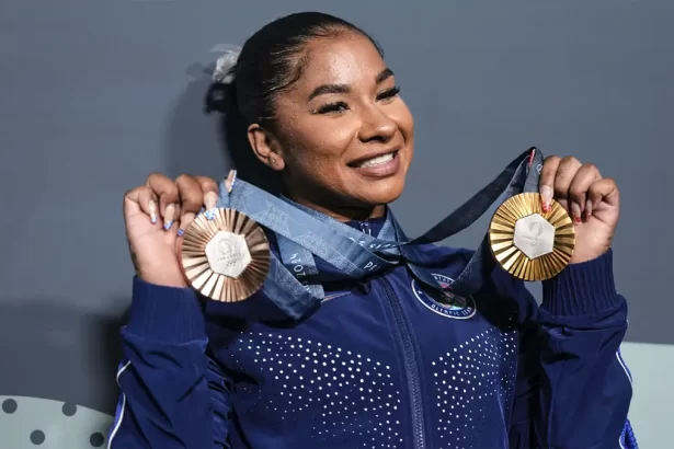 Jordan Chiles debera devolver su medalla de bronce tras fallo del TAS