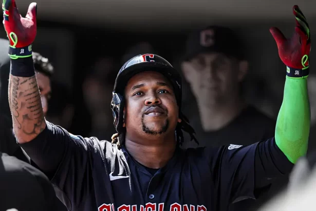 Jose Ramirez continua mostrando su poder de bateo Conecto su jonron 31 de la temporada