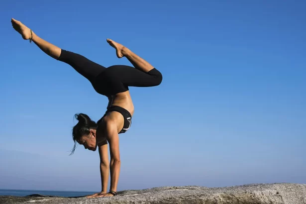 Mujer Con Los Brazos Extendidos Contra El Cielo Azul