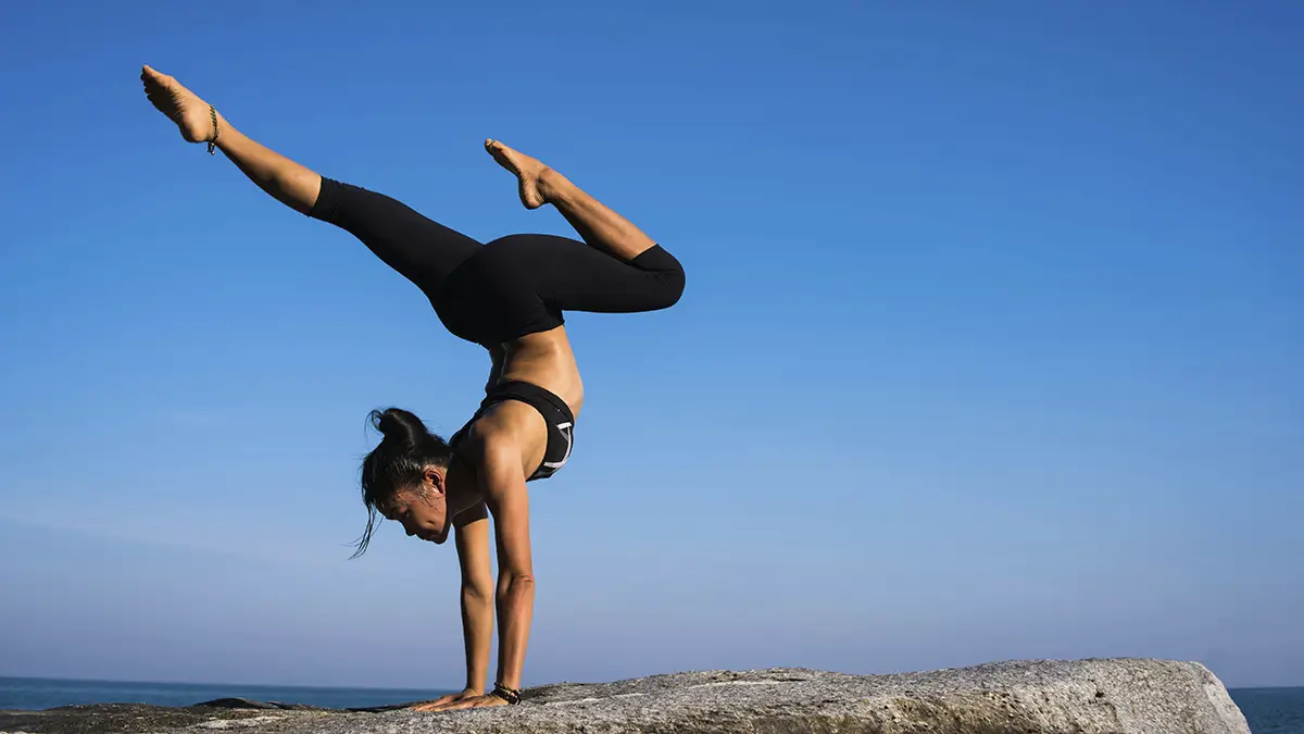 Mujer Con Los Brazos Extendidos Contra El Cielo Azul