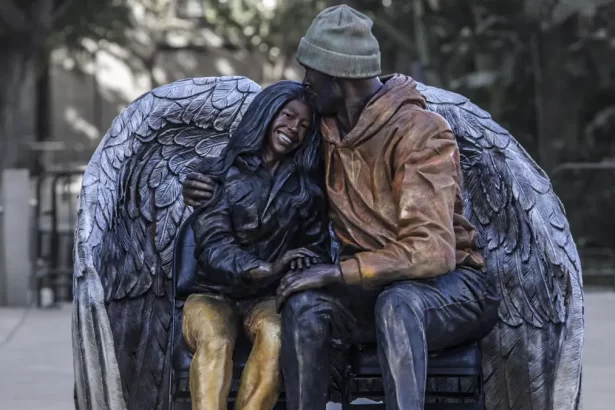 Nueva estatua de Kobe Bryant y su hija Gigi inaugurada en el Crypto.com Arena