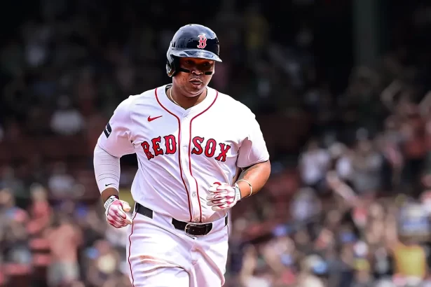 Rafael Devers rompe record en Boston al alcanzar 200 jonrones